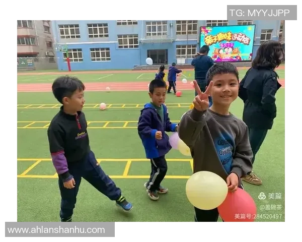 足球明星与孩子们的欢乐互动时刻展现亲子关系的温馨与快乐 足球明星与孩子们的欢乐互动时刻展现亲子关系的温馨与快乐