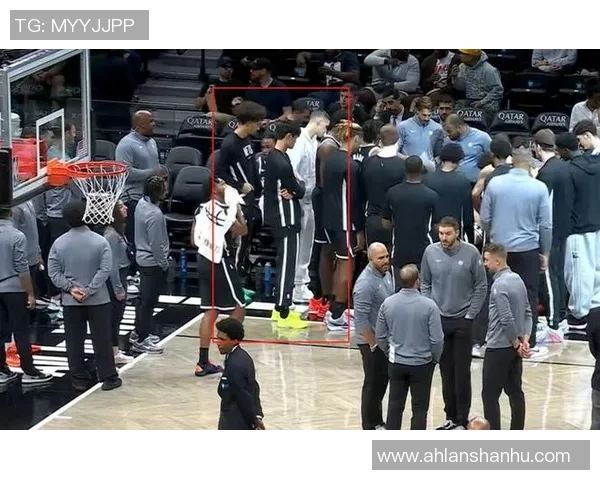 火箭队与篮网激战正酣NBA赛场精彩对决引发球迷热议 火箭队与篮网激战正酣NBA赛场精彩对决引发球迷热议