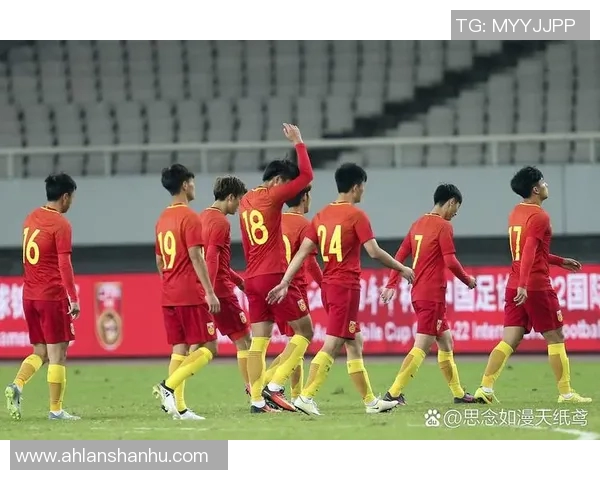 国足迎来历史性突破新华社热评球队一步登天的辉煌时刻